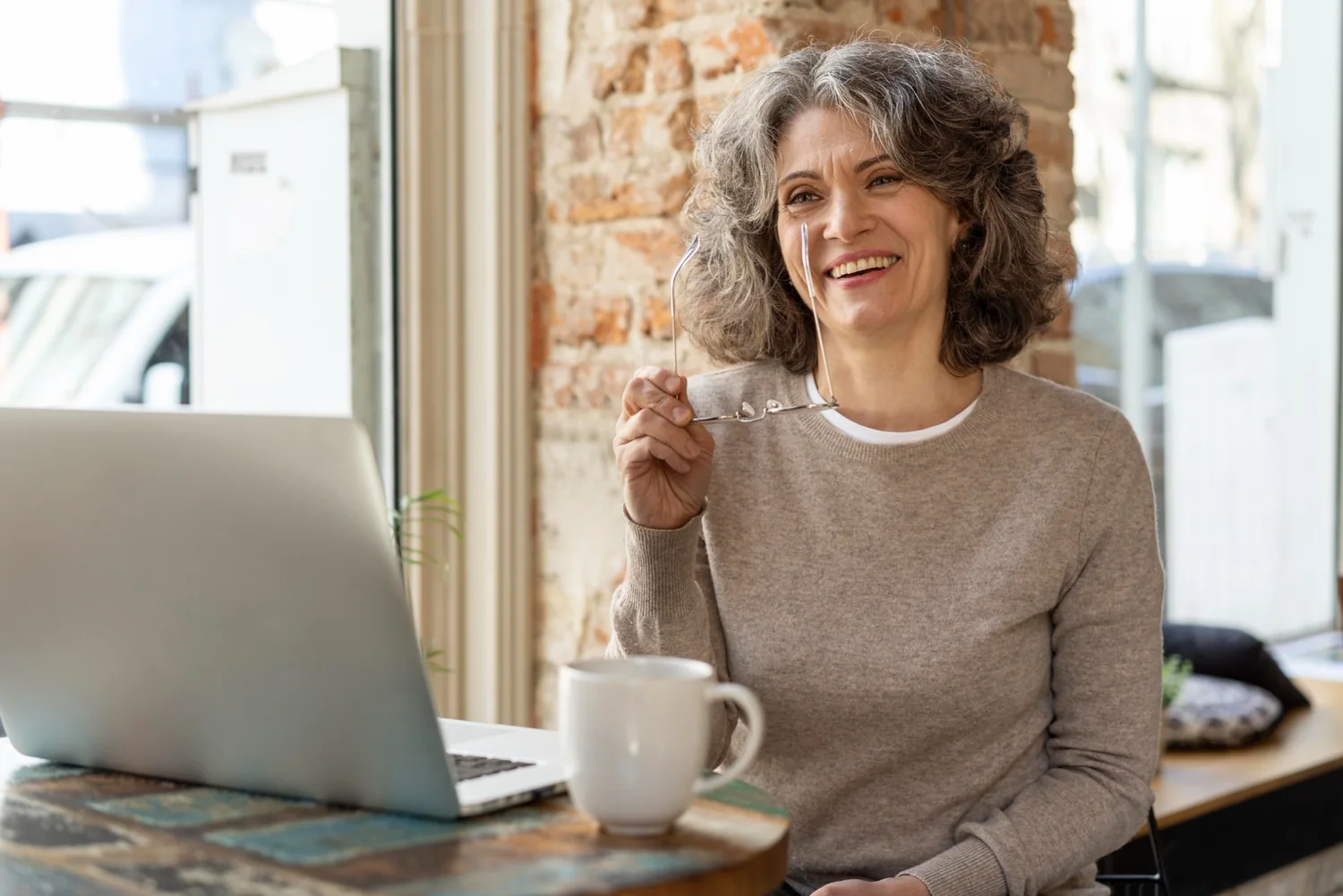 Mujer conversando mientras utiliza una computadora